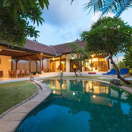 Bali Royal Heritage Villa Seminyak Buitenkant foto